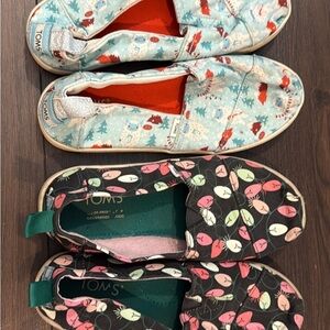 TOMS girl’s Slip-On Moccasins — Light Blue & Black Holiday Print Pairs